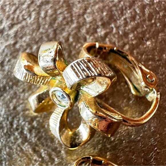 Vintage Gold-Tone Flower Clip-On Earrings With Rhinestone Accents Small Size - Picture 8 of 8